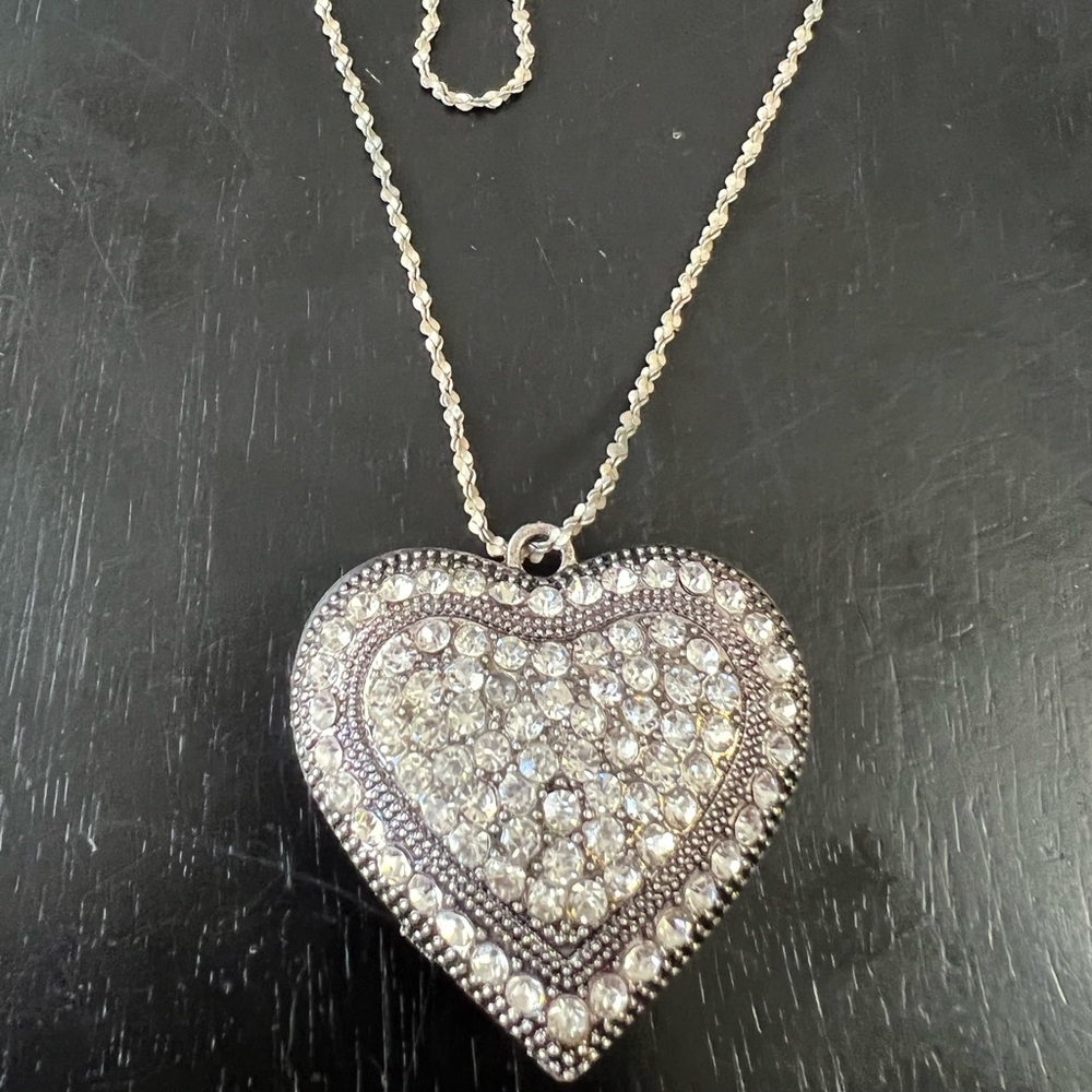 PRE-OWNED 20” SILVERTONE LARGE HEART PENDANT WITH CLEAR CRYSTALS NECKLACE CTM1